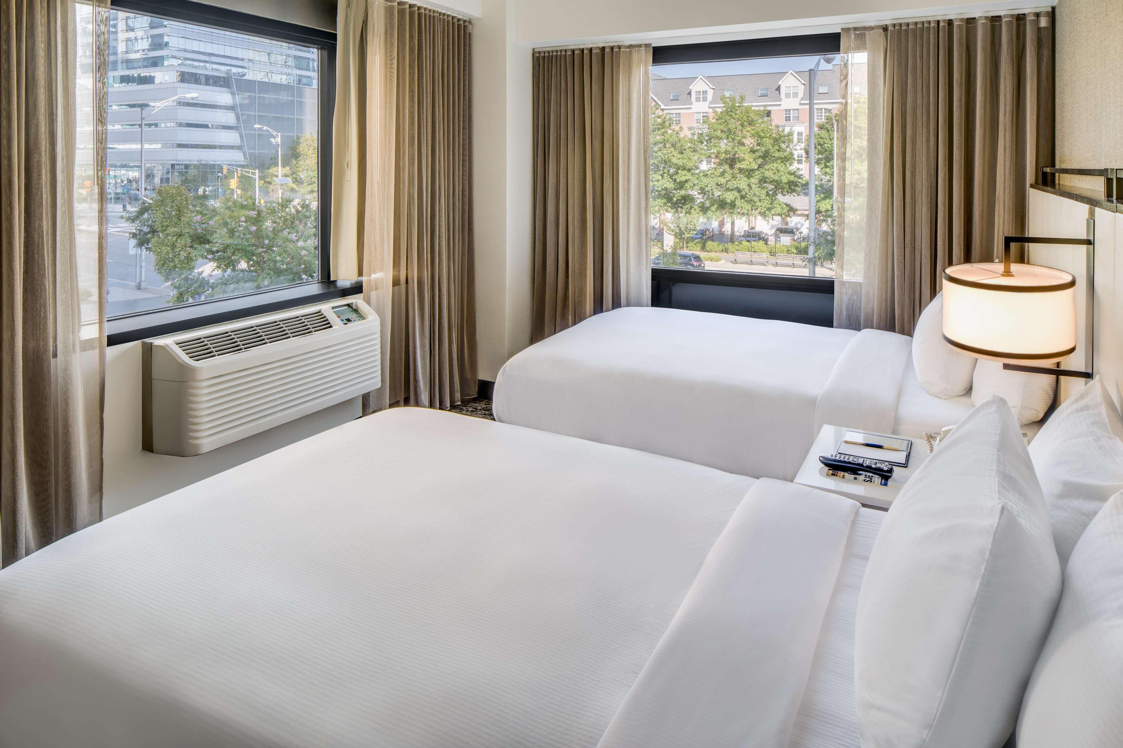 Doubletree By Hilton Hotel & Suites Джърси Сити Екстериор снимка