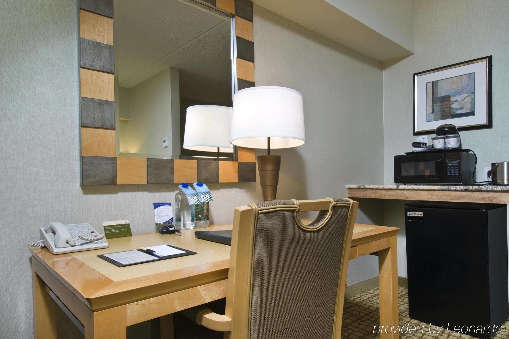 Doubletree By Hilton Hotel & Suites Джърси Сити Екстериор снимка